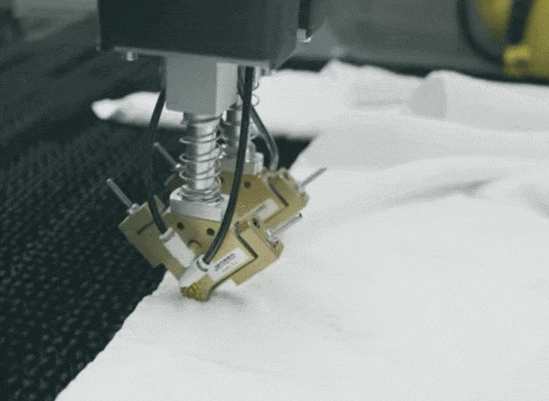  옷 자동으로 펴주고 개주는 로봇 VIDEO: Inside sewts’ textile-handling robots