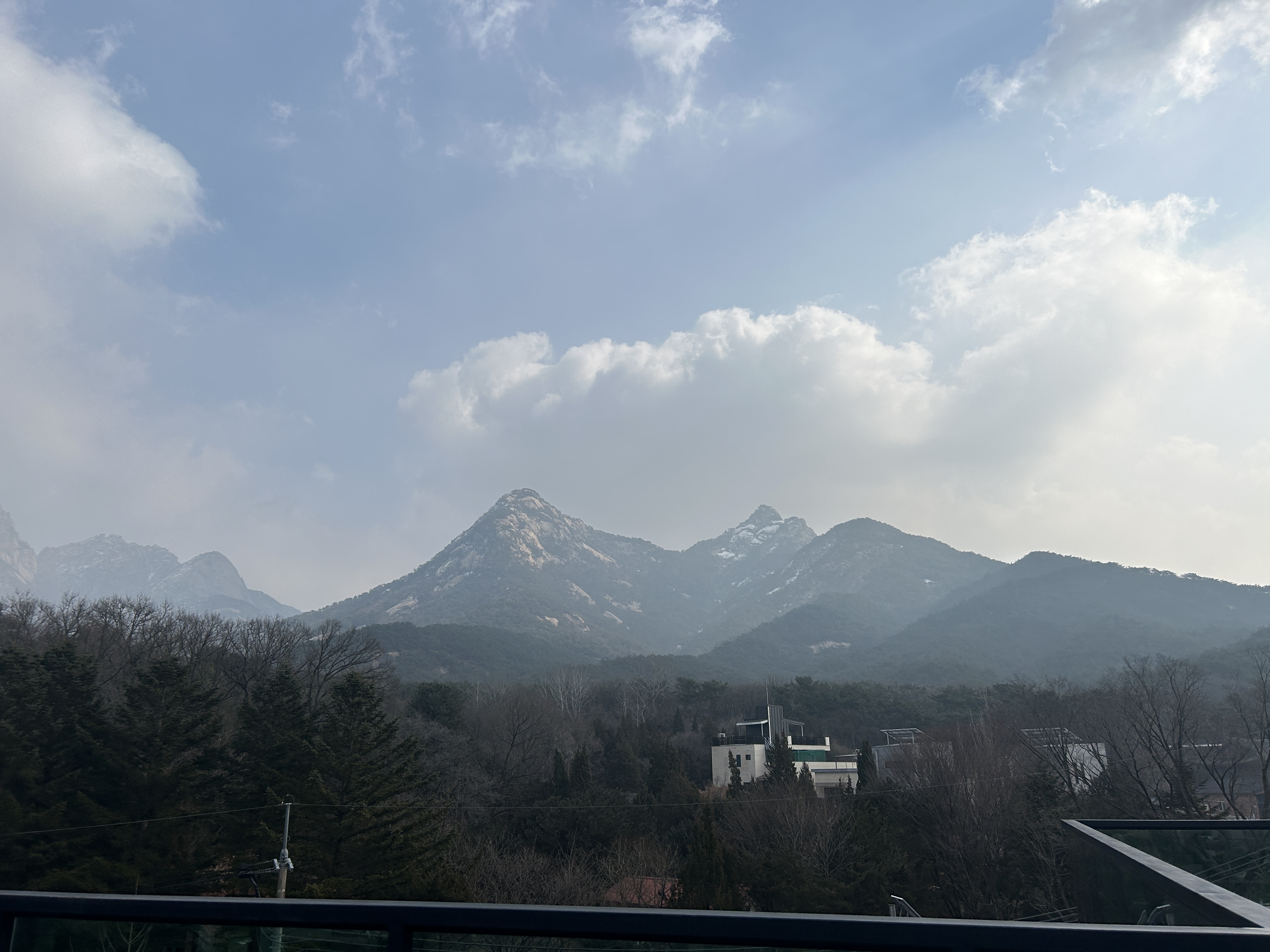 푸른 하늘과 흰 구름 그리고 흰 눈이 쌓인 산