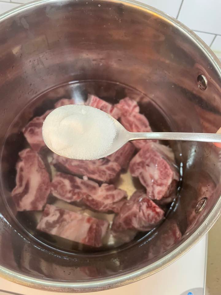 소갈비찜 설탕 넣고 끓이는 사진