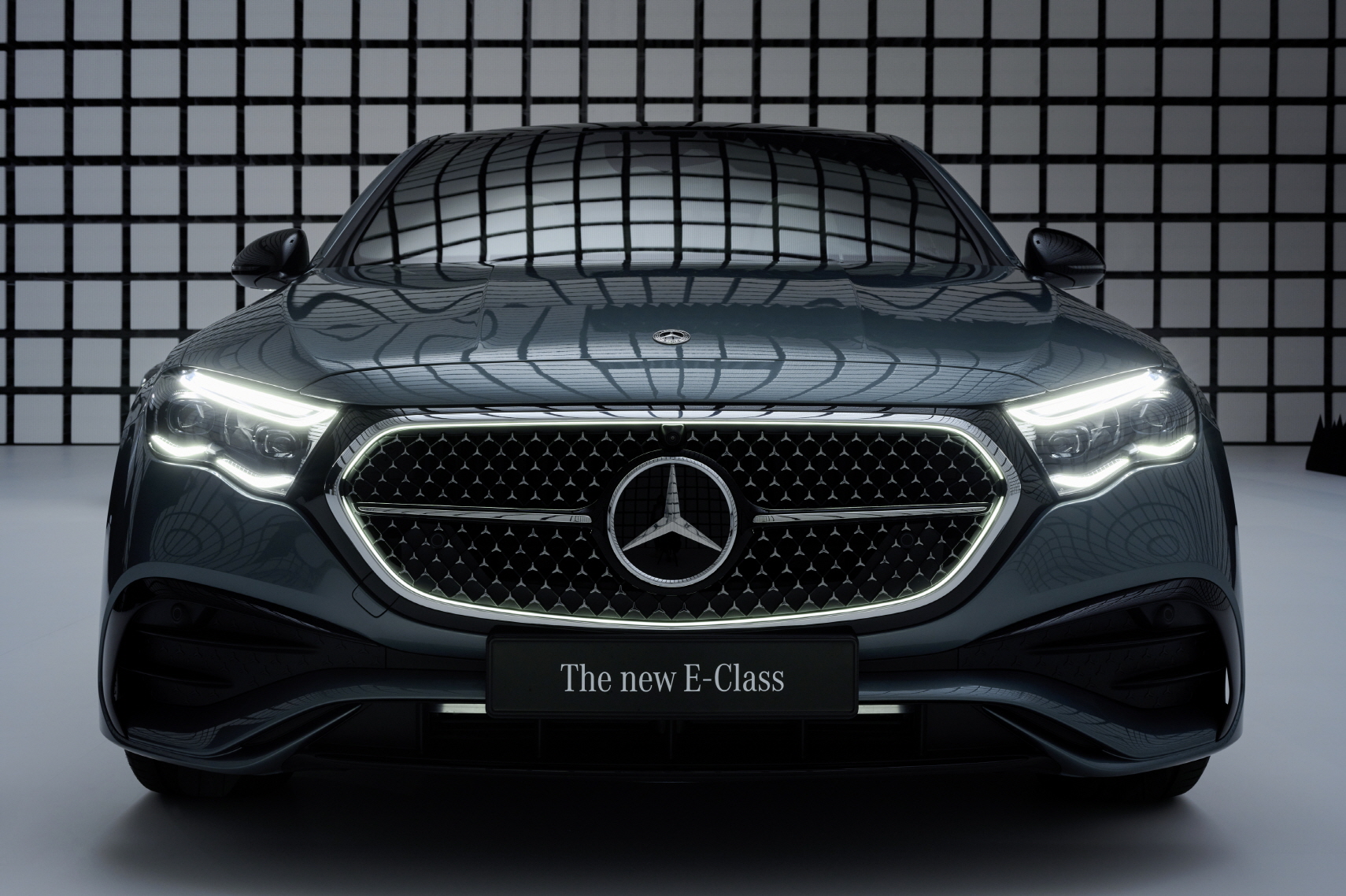 메르세데스-벤츠가 프리미엄 중형세단 E-클래스의 신형 모델 ‘더 뉴 메르세데스-벤츠 E-클래스(The new Mercedes-Benz E-Class)’를 세계 최초로 공개한다.