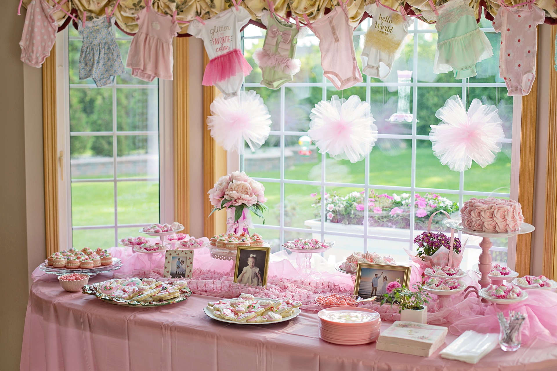 핑크색-아기옷-케이크-꽃이-진열된-모습