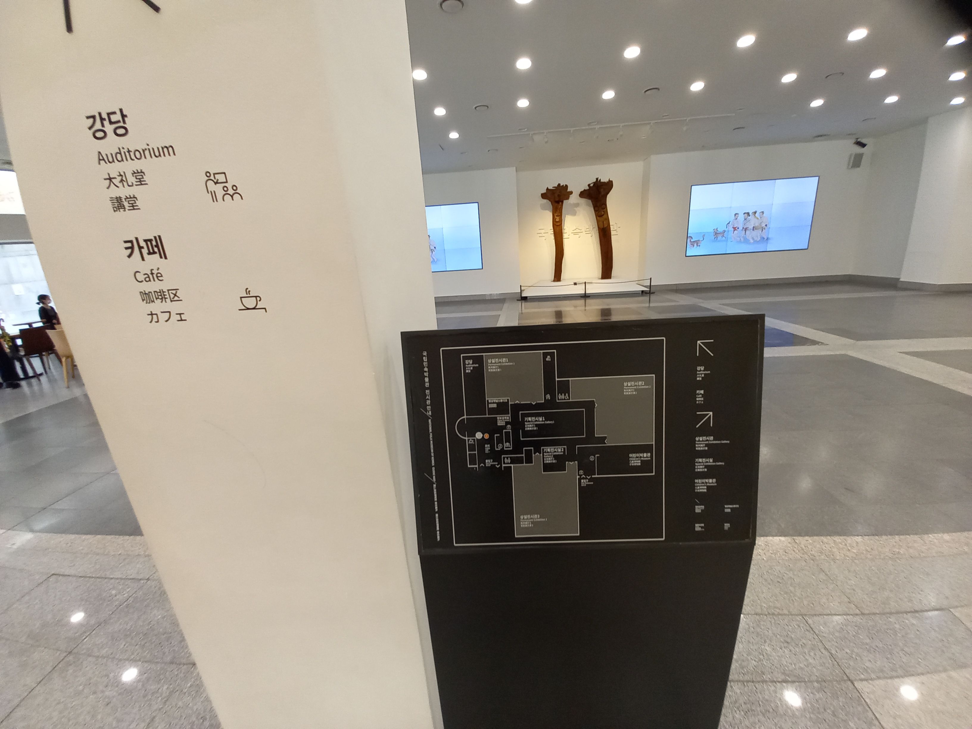  경복궁 경내의 국립민속박물관 관람 사진입니다.(야외전시 사진 다수)
