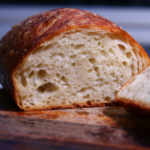 슬라이스한 빵의 단면, 구멍이 숭숭 나있다.