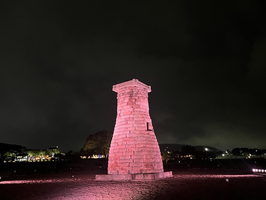 밤-분홍빛-첨성대-출처-한국관광공사