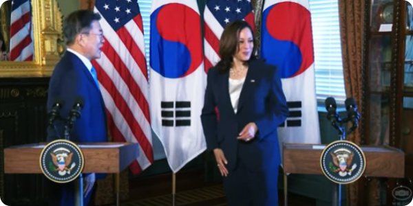  文 대통령과 악수하자마자 바지에 손 닦은 해리스(feat.美언론 '무례했다' 비판)