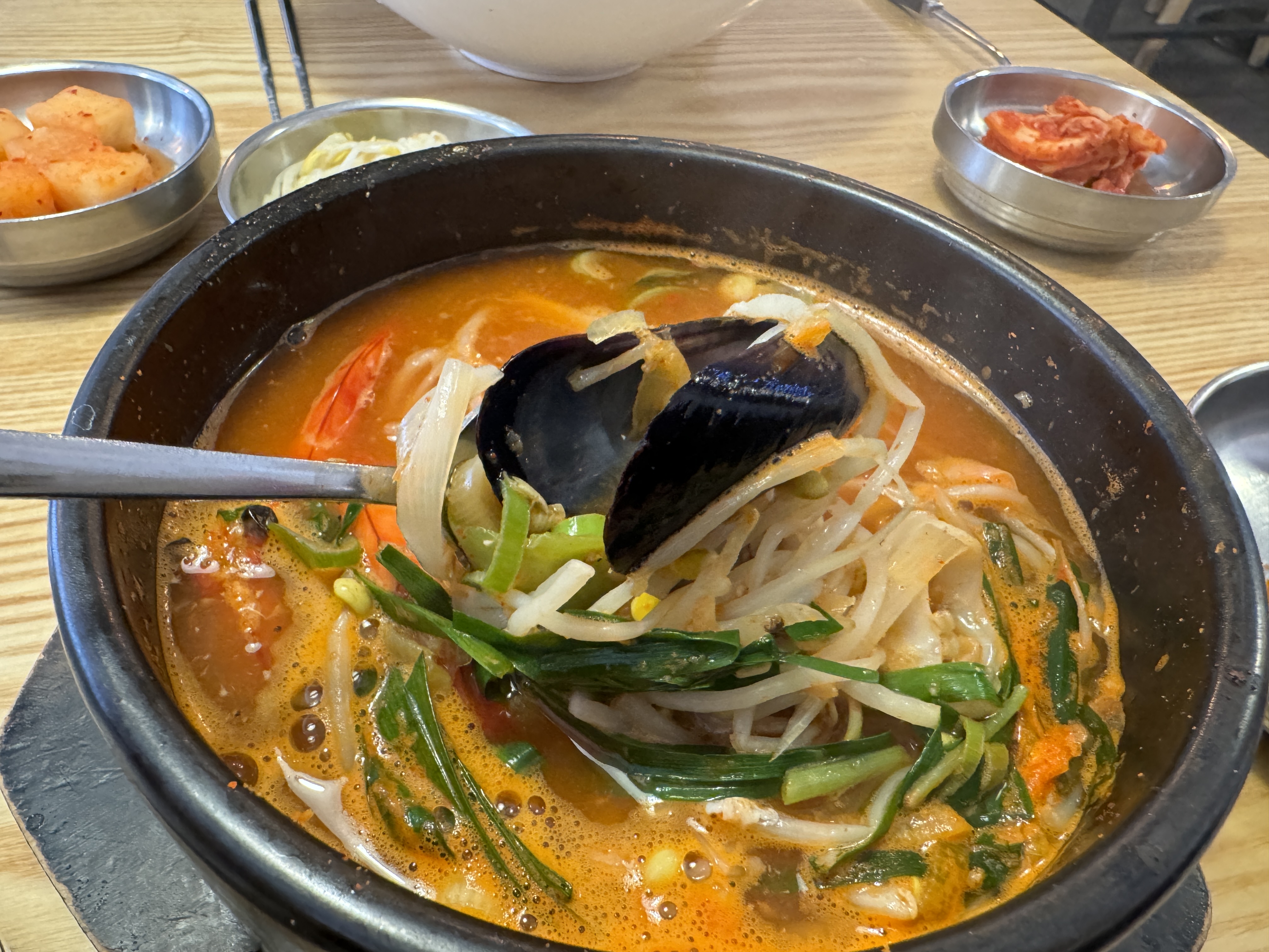 전국 유명 음식을 모아놓은 교대역 맛집 한국수