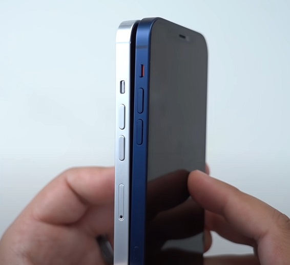 아이폰13프로 케이스에 아이폰12프로를 끼운모습과 아이폰13프로와 아이폰12프로를 포개서 비교한 모습(출처 맥루머)