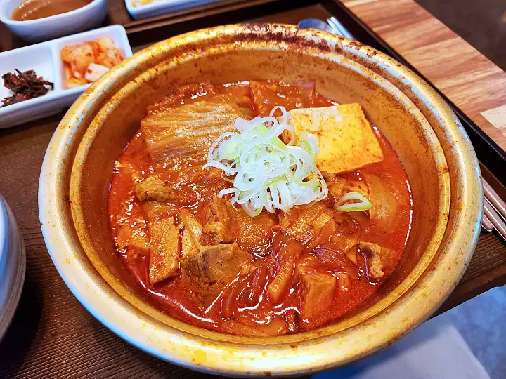 찜질방 디저트 카페 김치찜 솥밥 정식 맛집 홍제천 겨울 데이트 코스 서대문구 홍제동 가볼만한 곳 추천 생방송투데이 오늘방송 떴다 동네방네