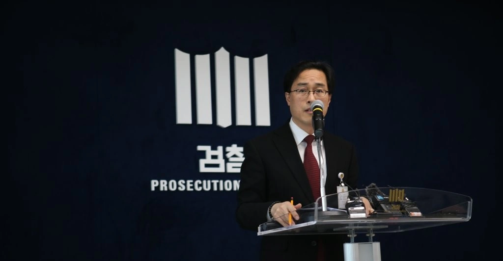 이진동 대검 차장검사가 검찰청에서 발표하는 모습