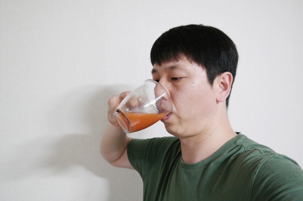 아침 식사로 좋은 미토리 음식의 토마토 주스