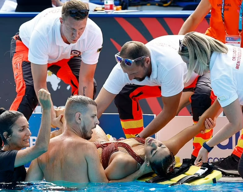 싱크로나이즈 수영선수&#44; 실신해 긴급 구조되는 긴박한 모습 VIDEO: Incredible moment US synchronised swimmer&#39;s coach leaps into pool to save her life..
