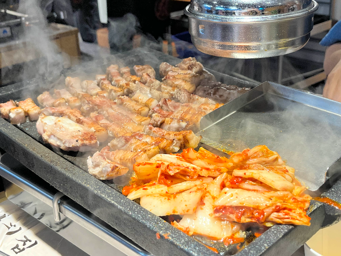 거의 다 익어가는 삼겹살