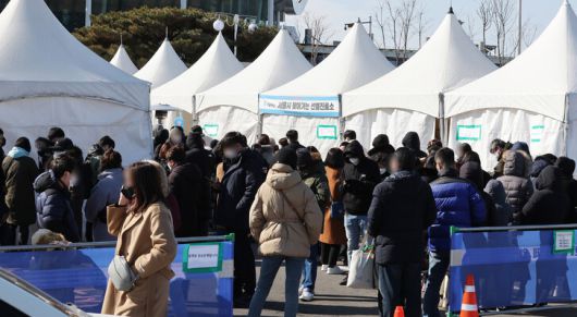 선별진료소-대기하는-사람들