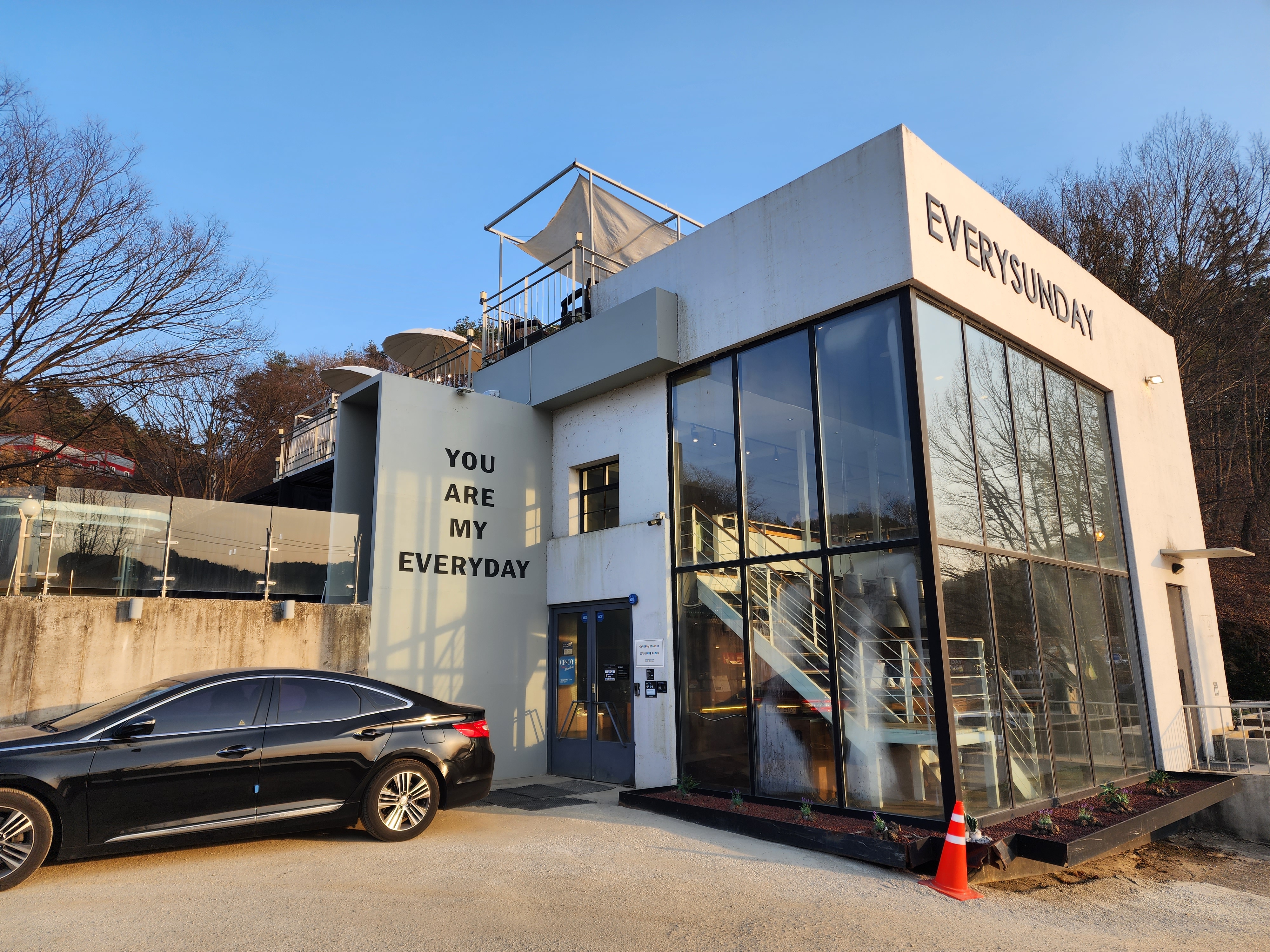 매주 일요일 카페 외관