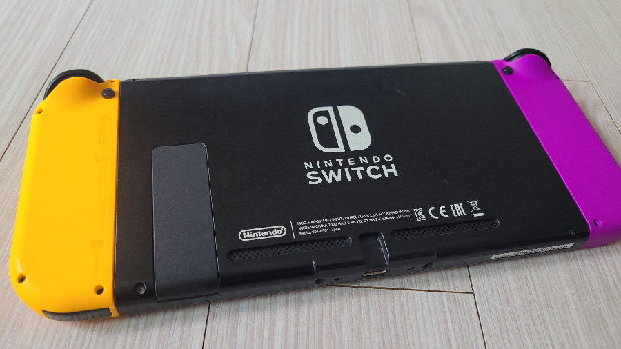 닌텐도-스위치-뒷면