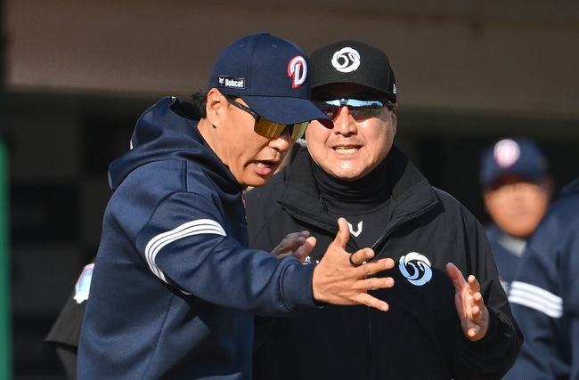 '일요일 17연패' 종료 두산 베어스, 이승엽 감독의 퇴장 덕에 가능했던 롯데 자이언츠와의 대결 15-12 승리 '사직대첩' - 사직구장에서 수준 이하 난타전 벌인 두산 베어스와 롯데 자이언츠 '일요일 17연패' 종료 두산 베어스, 이승엽 감독의 퇴장 덕에 가능했던 롯데 자이언츠와의 대결 15-12 승리 '사직대첩' - 사직구장에서 수준 이하 난타전 벌인 두산 베어스와 롯데 자이언츠