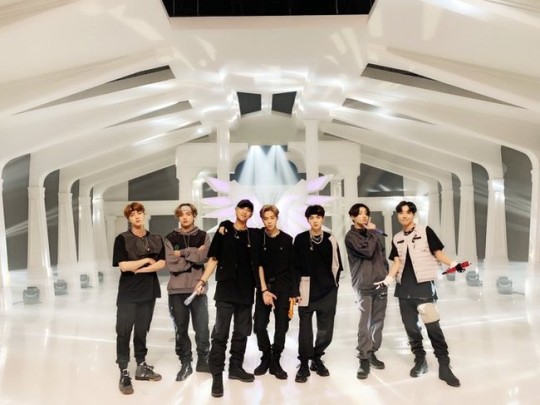  방탄소년단, 일본 'FNS가요제' 출연 인증샷 '무대할 수 있어 기뻐'