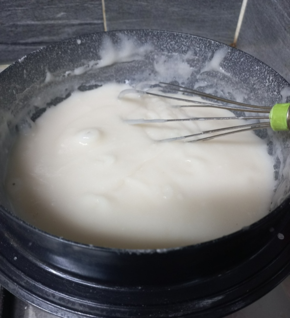 솥에 찹쌀풀 쑤는 사진