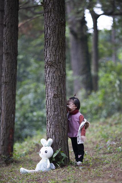  누군가로부터 도망쳐 숨거나 숨어있는 곳을 발견하거나 하는 숨는 꿈의 기본적인 의미