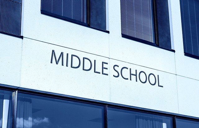 중학교 글씨가 벽면에 적혀 있는 학교 건물