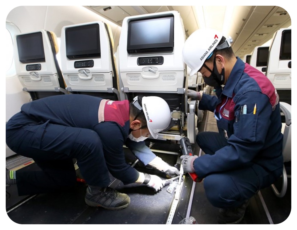 임시로 화물기로 개조한 A350 여객기에 다시 좌석을 설치하고 있는 아시아나항공 직원들이 작업하고 있는 모습을 찍은 사진