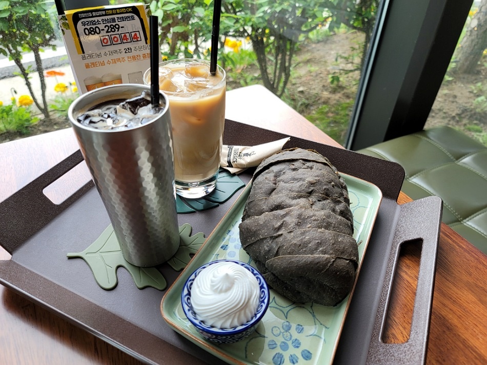 주문한-아이스아메리카노-아이스바닐라라떼-천연발효빵과-빵주문시-나오는생크림
