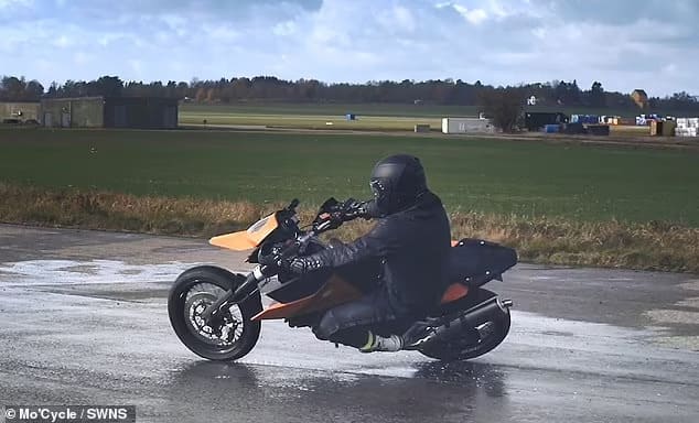 오토바이 에어백?...하체 보호 부풀리는 청바지 VIDEO: Swedish company set to launch airbag jeans to protect motorcyclists