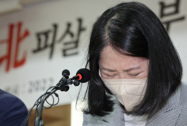  감사원, ‘北 피격공무원 사건’ 감사 착수 서해 공무원 피살 사건 관련 기자회견에서 이대준 씨의 아들이 윤석열 대통령에게 쓴 편지를 대독하던 중 눈물 서울지방변호사회 변호사회관