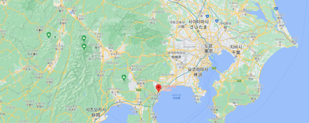 오다와라라는 곳은 도쿄에서 하코네를 가기 위한 길목에 위치한 가나가와현의 도시의 이름이다. 구글 지도를 보면 가끔 표기를 &#39;오다와라&#39;가 아닌 &#39;오다하라&#39;라고 표기하는 경우도 있는데 일본어의 정식 표기는 Odawara이므로 한국어로도 &#39;오다와라&#39;라고 하는 것이 좋을 것 같다. 오다와라라는 지역은 도쿄의 신주쿠역을 기준으로 했을 때 1시간~1시간 20분 정도 걸리는 거리로 도쿄에서 아주 가까운 거리라고는 할 수 없는 지역이다.
