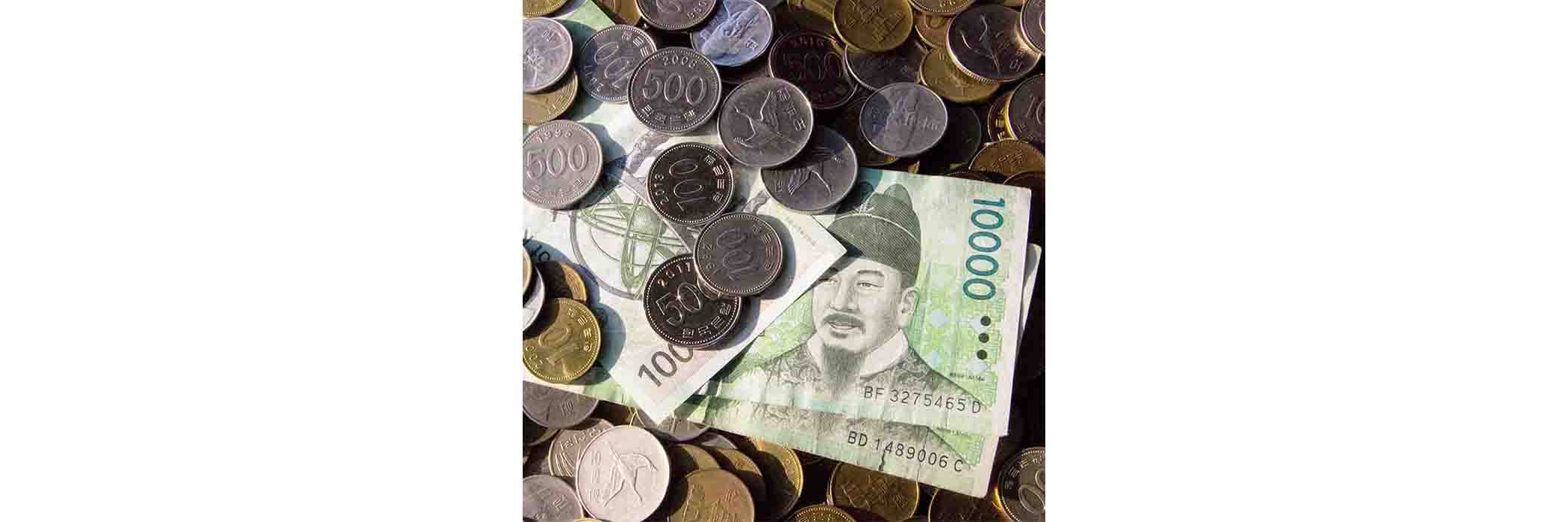 한국-돈-만원-지폐와-한국-동전들-사진