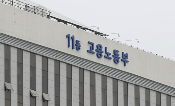  청년채용특별장려금...신규 채용 근로자 1인당 월 75만원씩 최대 1년간 지급  [고용노동부]