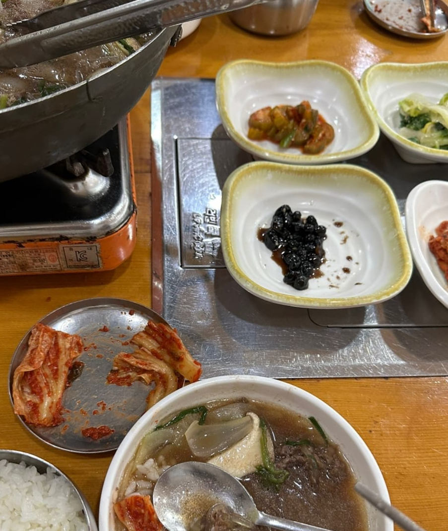 후들거리는 다리와 불백.. 김치만 세번 리필해먹었는데 사장님이 잘먹는다고 계속 주셨다 감사해오