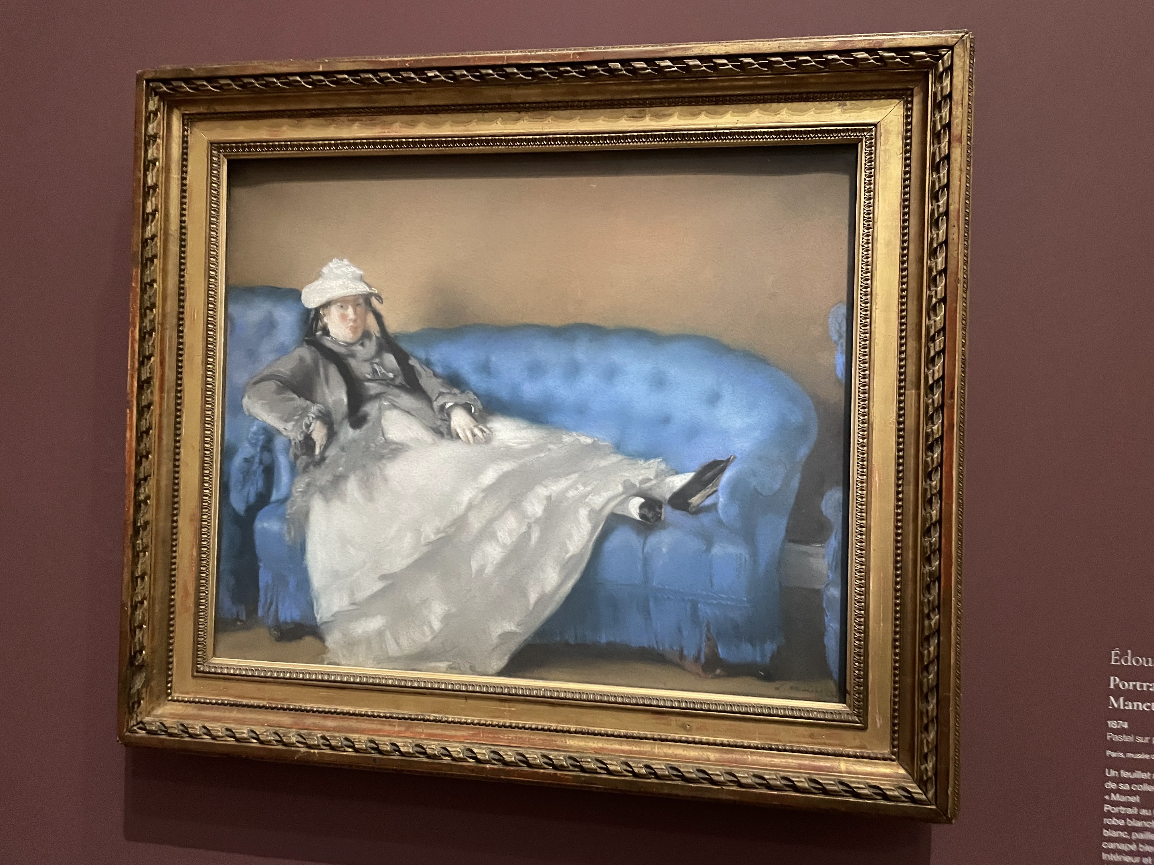 Édouard Manet&#44; Portait de Madame Édouard Manet sur un canapé bleu&#44; pastel sur papier brun marouflé sur toile&#44; 1874.