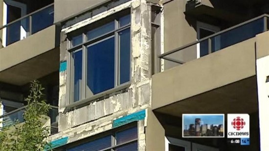 스타코 하자로 외벽을 뜯어낸 뉴스 사진