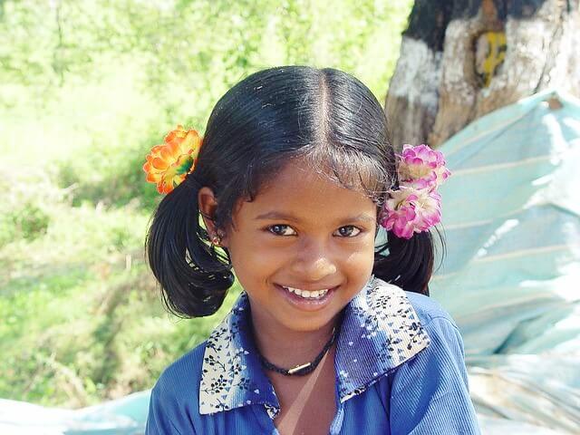 인도의 여자아이가 웃고 있는 모습