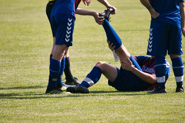 축구경기 중 무릎 통증으로 부상당하는 모습(1) 