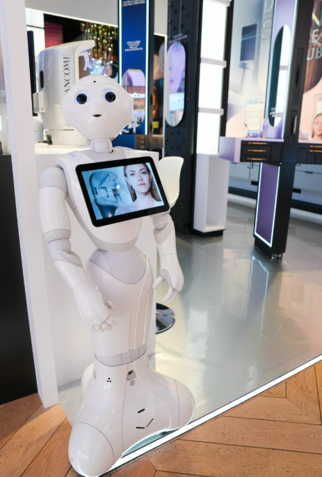 랑콩 팝업 스토어의 AI 로봇 Pepper