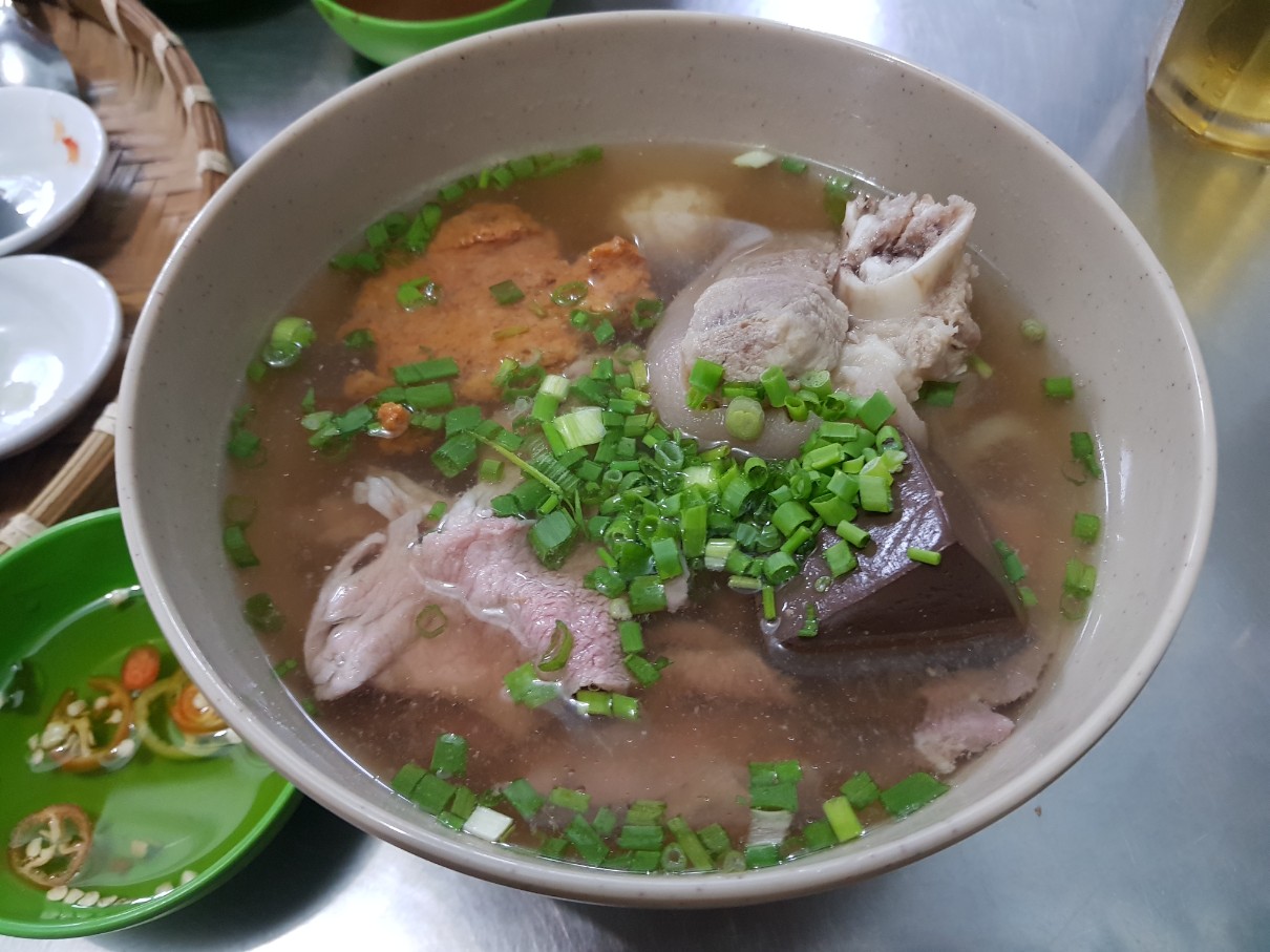 호치민 빈탄군 로컬 맛집 베트남 중부 음식 전문점 Quan Hue O Man - Banh Canh(Dac Biet)