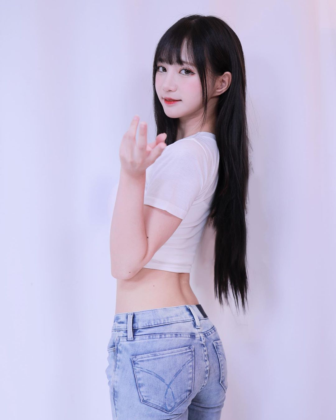  트위치 스트리머 요미냥 청바지 각선미 화보 사진