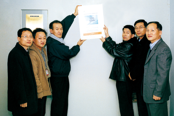 2002년 12월 SK하이닉스(당시 하이닉스반도체)가 업계 최고속 &#39;그래픽용 256M DDR SDRAM&#39; 개발을 기념하며 현판식을 하고 있다. [사진 SK하이닉스]