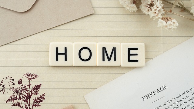 알파벳 블럭으로 HOME 이라는 글자를 만든 사진
