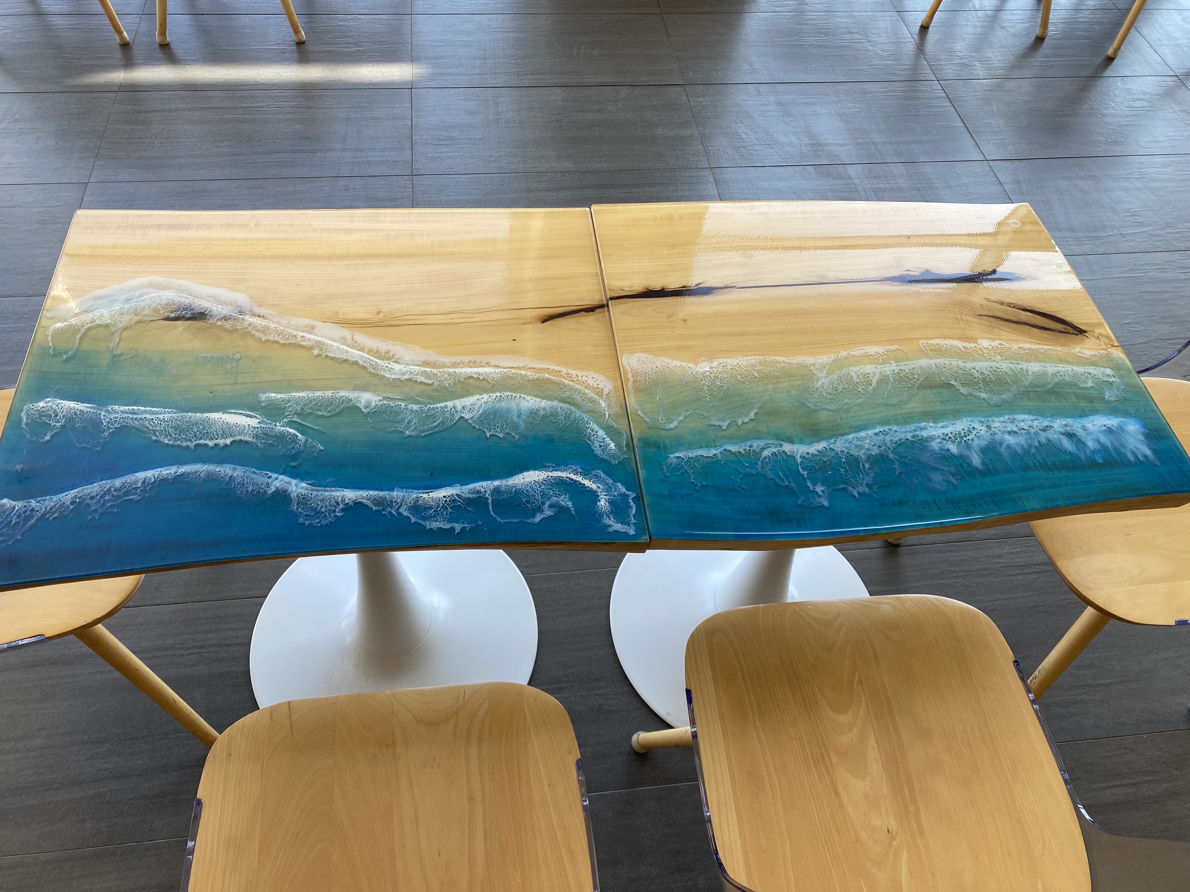 바다를 표현한 테이블