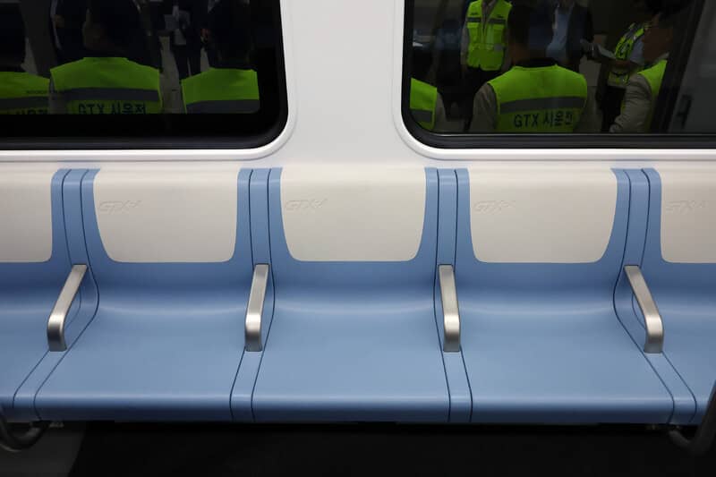GTX-A 열차 내부의 좌석 사진입니다. 좌석 사이에 분리대가 설치되어 있어&#44; 승객들의 편의를 향상시켰습니다.