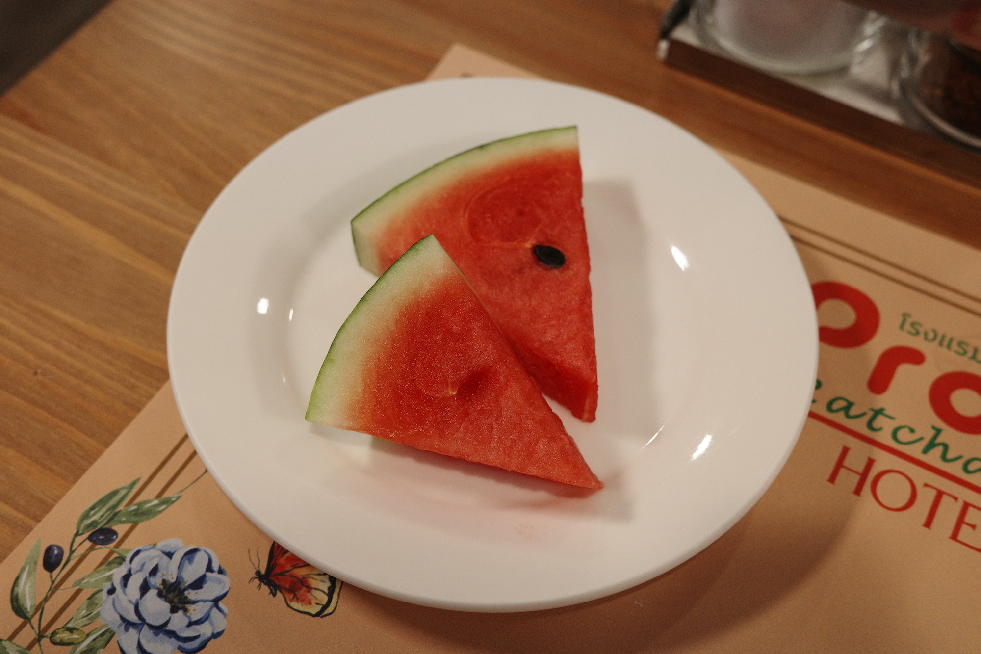 접시에 놓인 수박 2조각