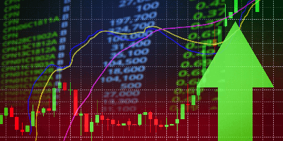 재투자 비율관련 주식 배당과 은행 예금 대표 예시 그래프로 주식 차트 배경에 오른쪽에 초록색 화살표가 위로 향하고 있다.