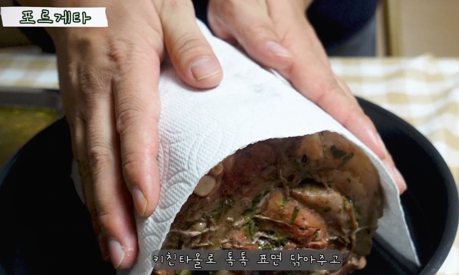 보통 24시간 정도 냉장고에 넣어 건조시켜주는데 최소 3시간 이상 해주시면 좋고 우선 키친타올로 표면 톡톡 닦아주고