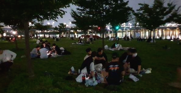  코로나 통금조치에 한강 공원에서 부킹 & 부비부비 [거리두기 2.5단계]