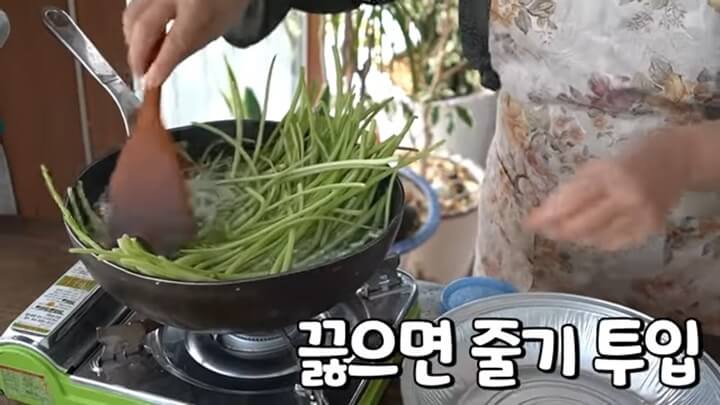 고구마줄기 볶음 부드럽고 감칠맛 가득 고구마줄기 요리 삶는법 고구마줄기 볶음 부드럽고 감칠맛 가득 고구마줄기 요리 삶는법
