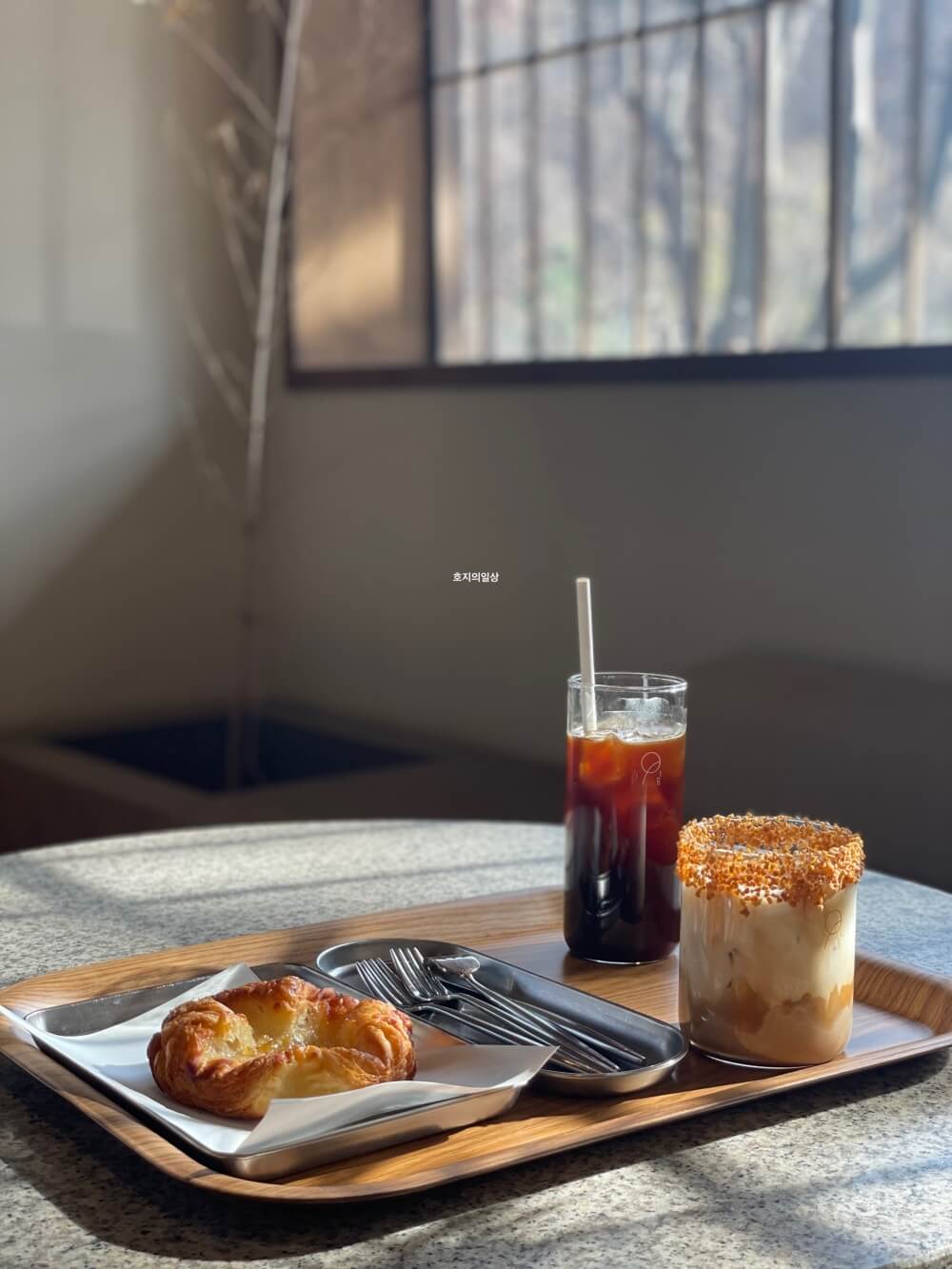 천안 구공 카페 맛집 교토리 - 햇살 아래 커피와 빵