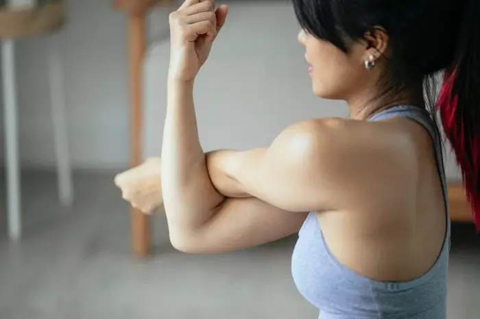Shoulder Stretch 어깨 스트레칭 (source: blog.homedics.com/)